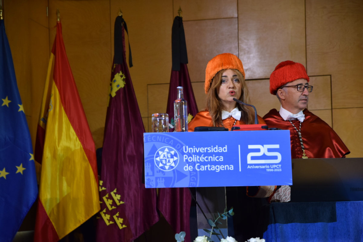 La Secretaria General de la UPCT, Rosa Badillo, durante la lectura de la memoria del curso académico 2022-2023 de ambas universidades.
